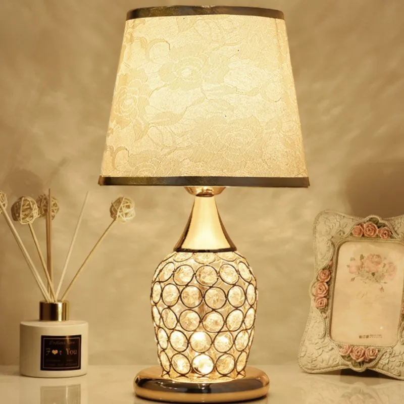 Кристален настолна лампа в европейски стил, просто модерна спалня, топла и романтична мода, креативна декоративна нощна лампа